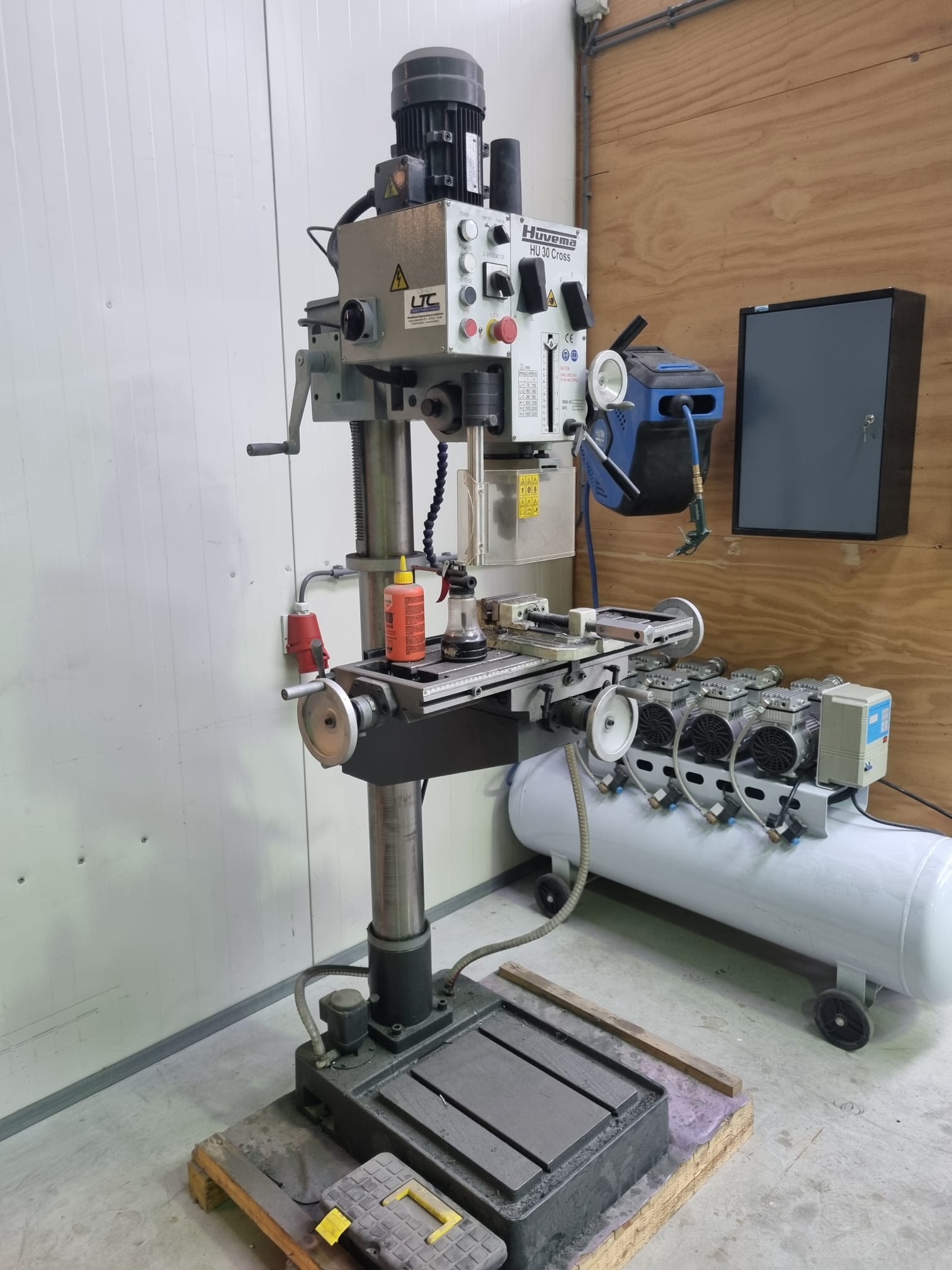 Huvema hu 30 cross n Kolomboormachine met kruistafel