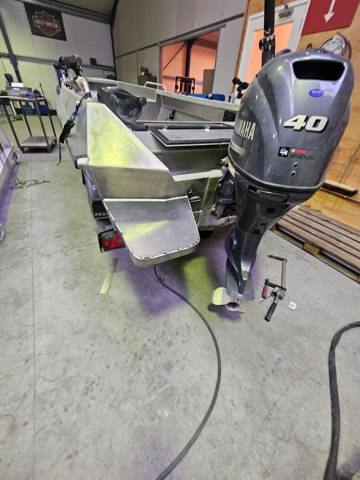 Aluminium boot met zwemplateaus Aluminium boot met zwemplateaus