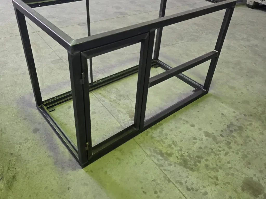 Gelast stalen kokerframe in de werkplaats