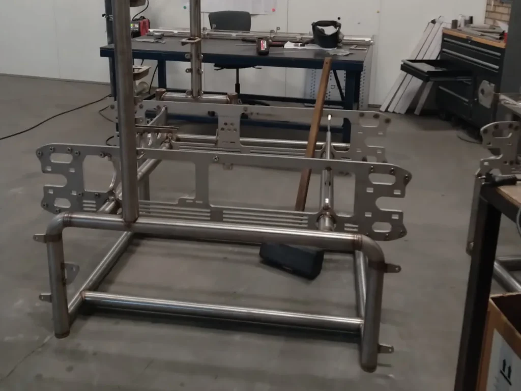 RVS machineframe met lasergesneden zijplaten in de werkplaats van K&S Metaaltechniek