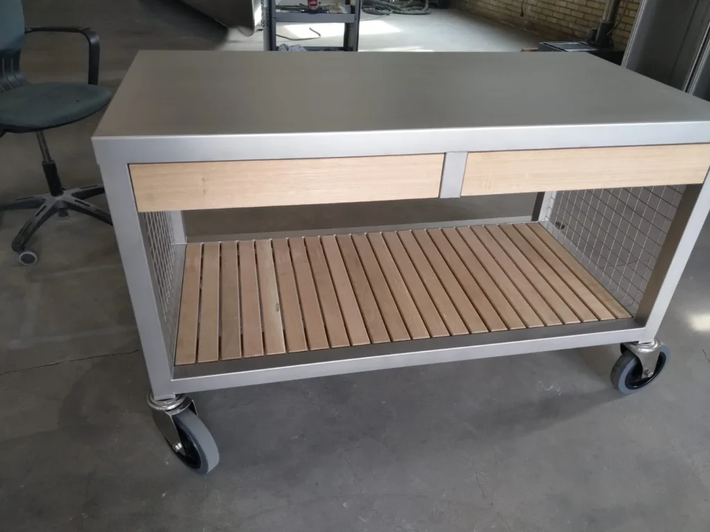 Samengestelde RVS trolley met houten lades en bodem