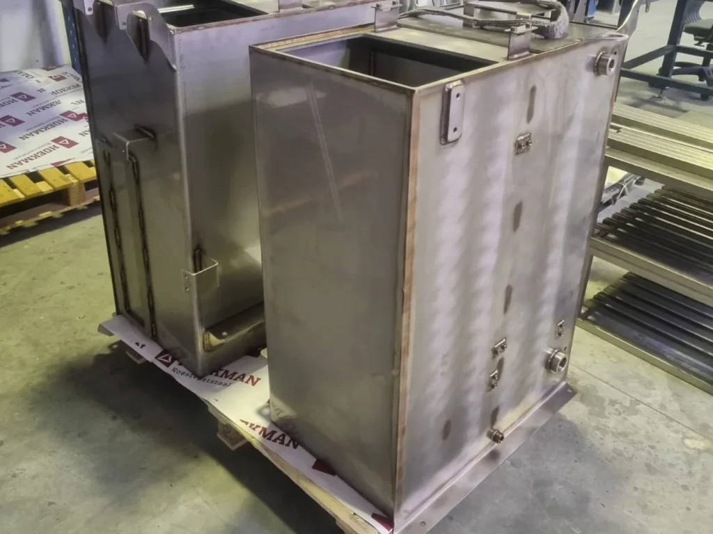 Twee gelaste RVS tanks op een pallet