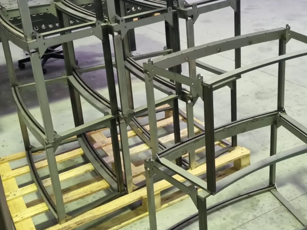 Serie identieke gelaste stalen frames op een pallet