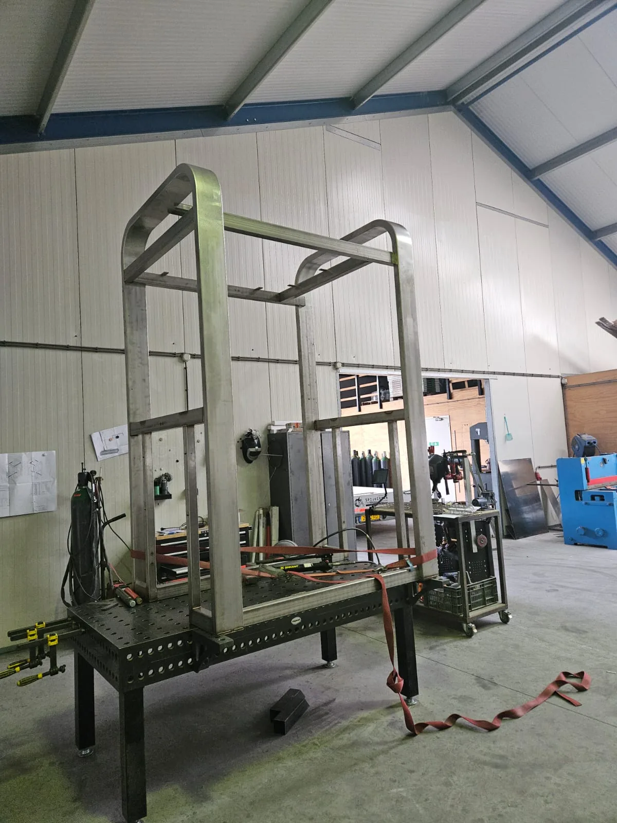 RVS frame op de opspantafel