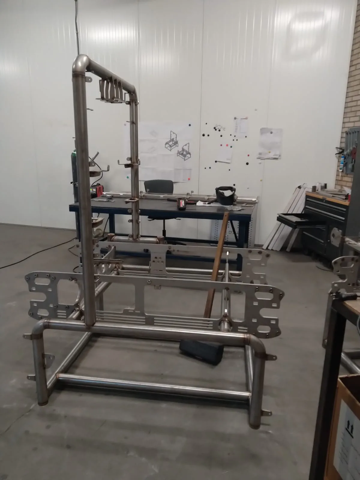 RVS machineframe met lasergesneden zijplaten, gelast bij K&S Metaaltechniek
