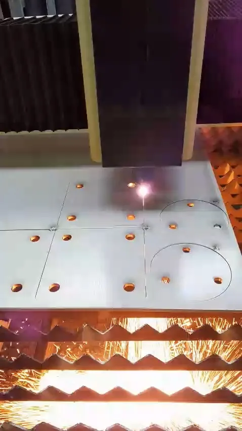 RVS lasersnijden op de 6 kW fiber laser van K&S Metaaltechniek, eigen opname