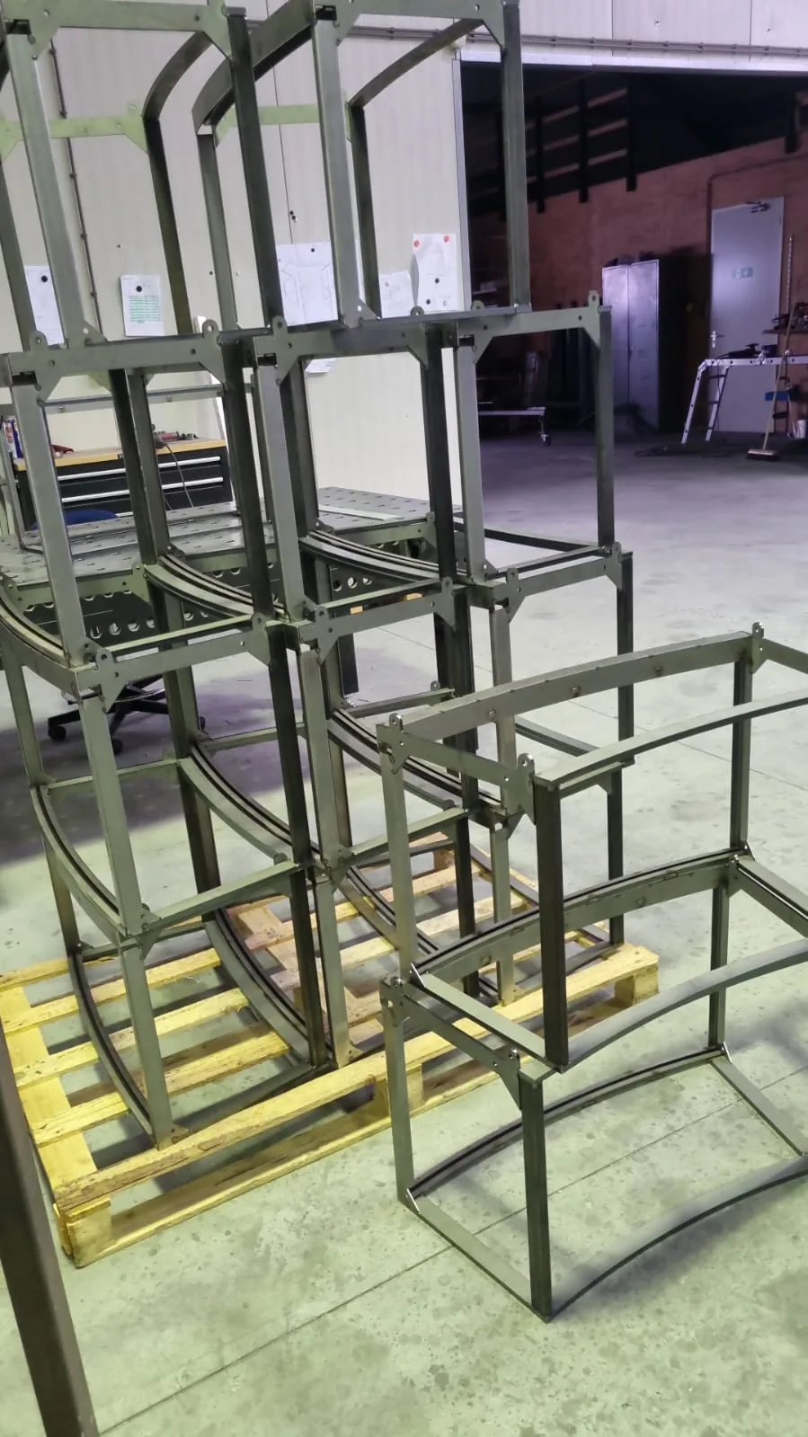 Serie gelaste stalen frames van lasergesneden onderdelen