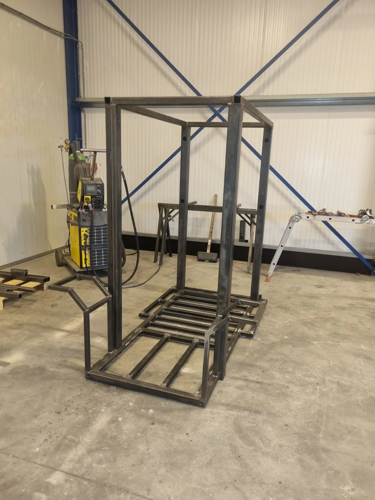 Gelaste stalen constructie in de werkplaats