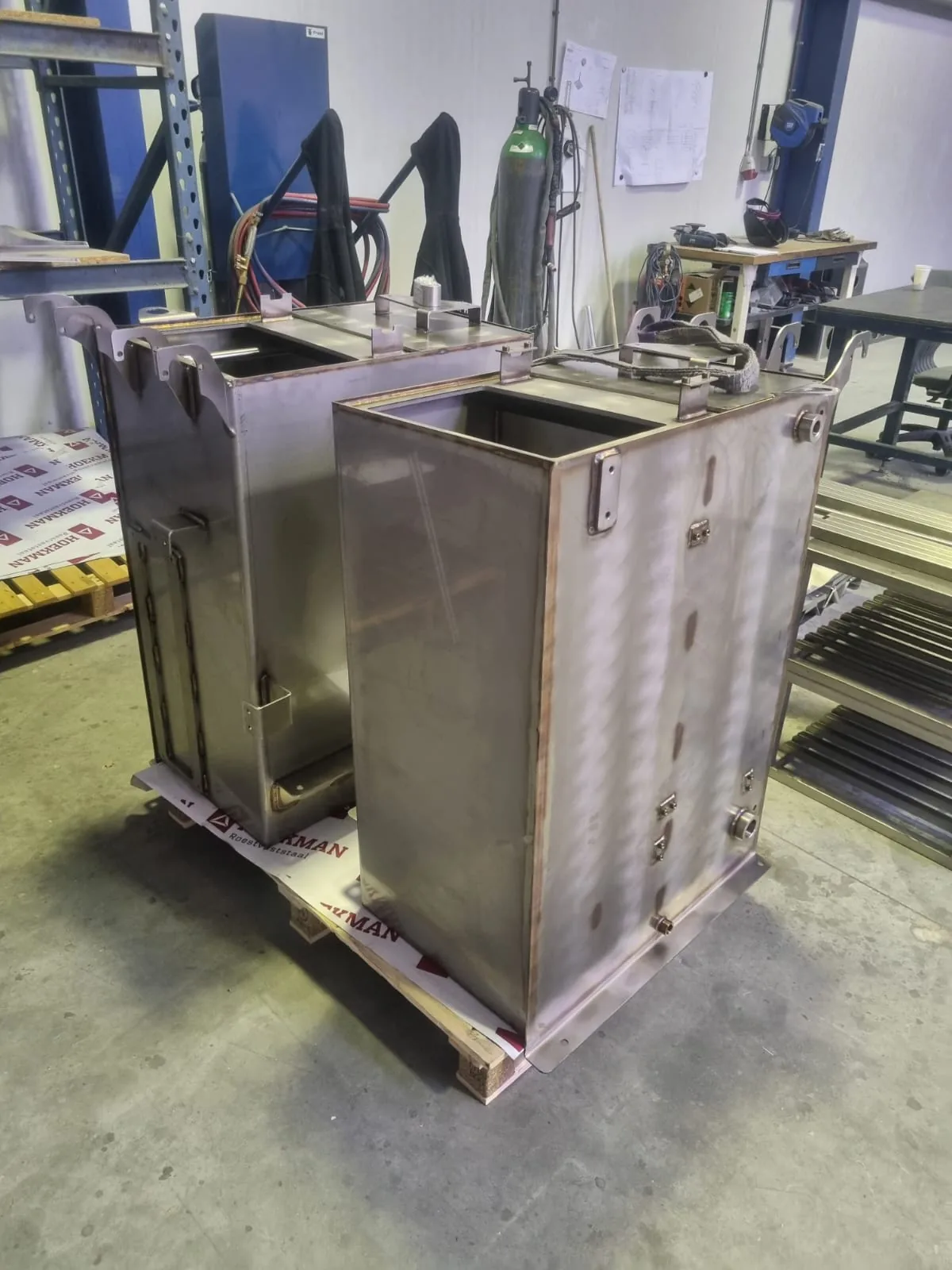 Twee gelaste RVS tanks